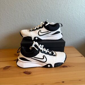 Nike Air Diamond Varsity Turf Men’s Baseball Shoes White Black Size 9.5